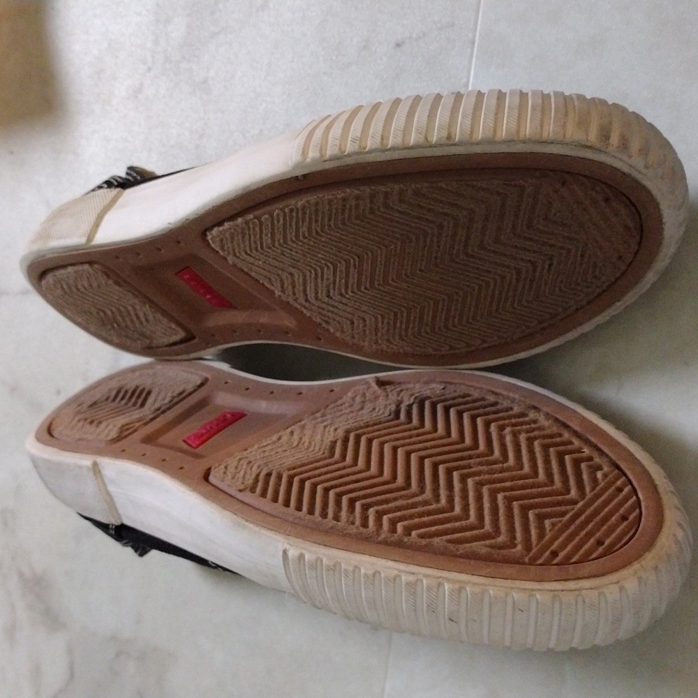 Levi's canvas sneakers. - Picture 8 of 8